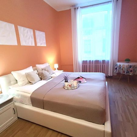 Spacious Old Town Family Peachy 2 Bedrooms Apartment, Nearby The Riga Presidential Castle Esterno foto