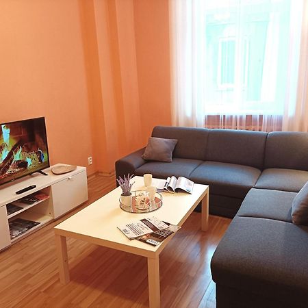 Spacious Old Town Family Peachy 2 Bedrooms Apartment, Nearby The Riga Presidential Castle Esterno foto